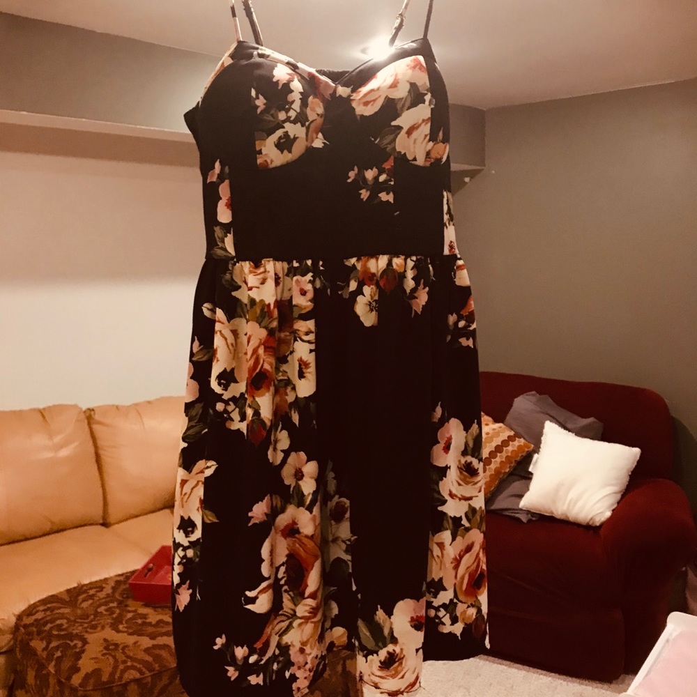 Black dress with flowers. Xl.